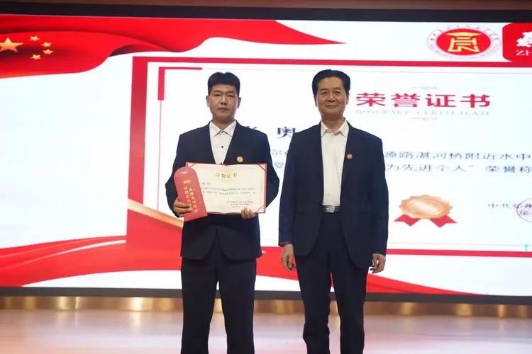 我校隆重舉行表彰大會 號召全校師生學習張奧同志見義勇為精神